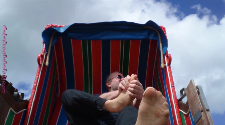 Carmen_Nylonjunge: Snapshot of my nylon feet in the beach chair 1 - Vacation...