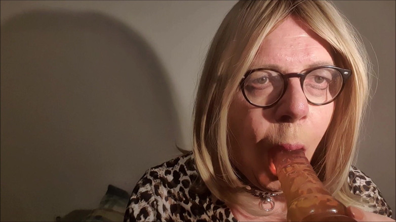 Christiane Cocks: Los Chupapollas Reales Entrenan Duro - Entrenamiento De Garganta Con Consolador...
