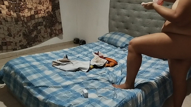 Adribella69: 화장실에서 시오후키와 해피 엔딩으로 자위하는 통통한 소녀