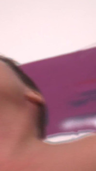 Tante seksi jerman dengan rambut pendek lagi asik mainin memeknya di ruangan casting bokep pertamanya