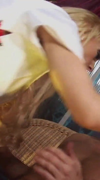 Sexy sestra s velkým ptákem v ústech