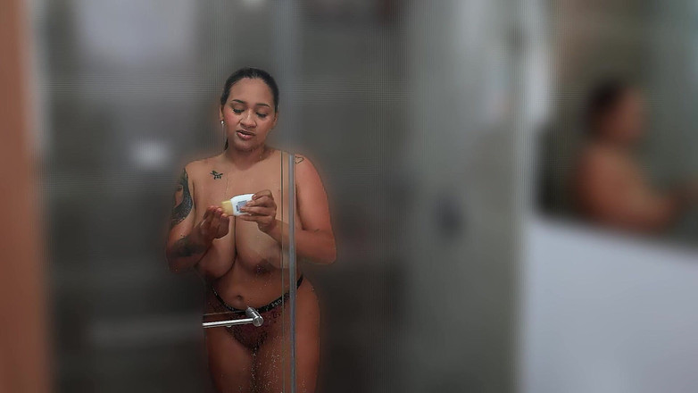 GIULIANA_BIG: Esmer Büyük Göğüsler Spor Sonrası Küvette Dokunuldu