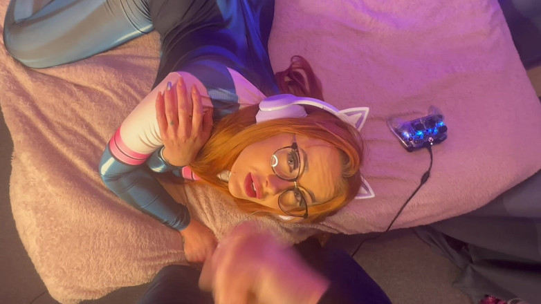 Mr Money Shot & Zoe Grey: Sexy hráčská přítelkyně přeruší hru, aby kouřila bf, dokud se...
