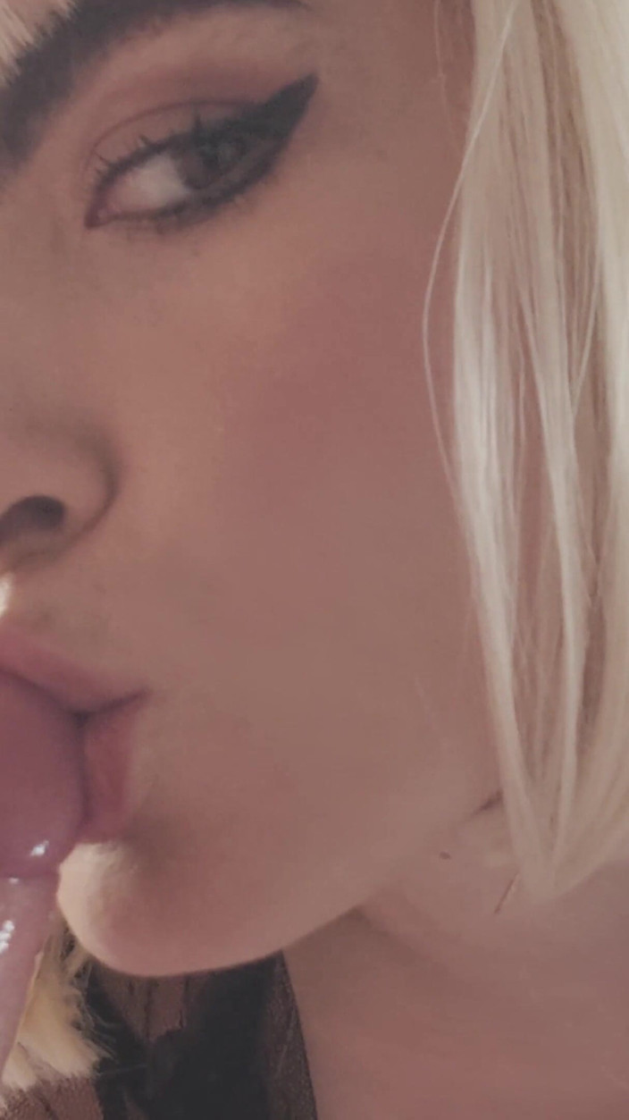 Celtic Iron: Une blonde à gros cul fait une gorge profonde en levrette,...