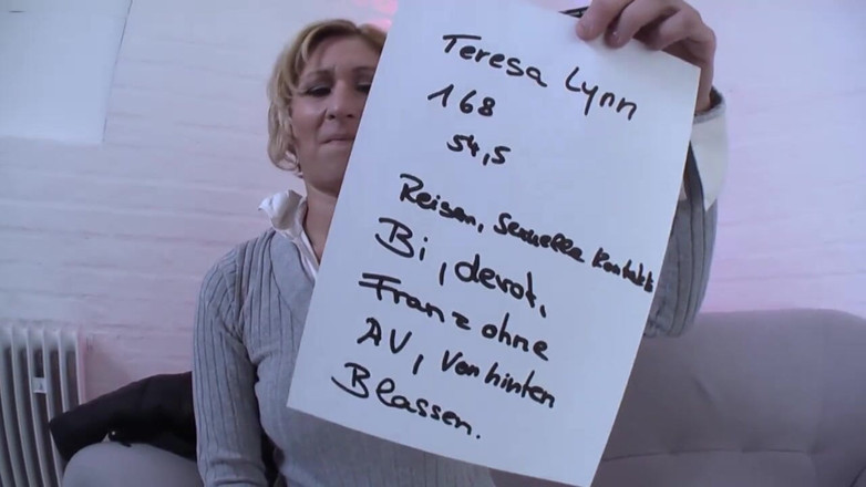 My porn family: Olgun sarışın sürtük büyük seks oyuncaklarıyla mastürbasyon yapmayı seviyor