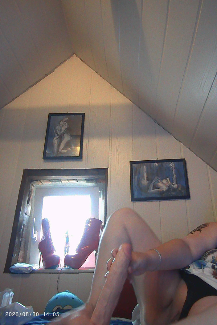 tammara big: Foot Massage with Dildo