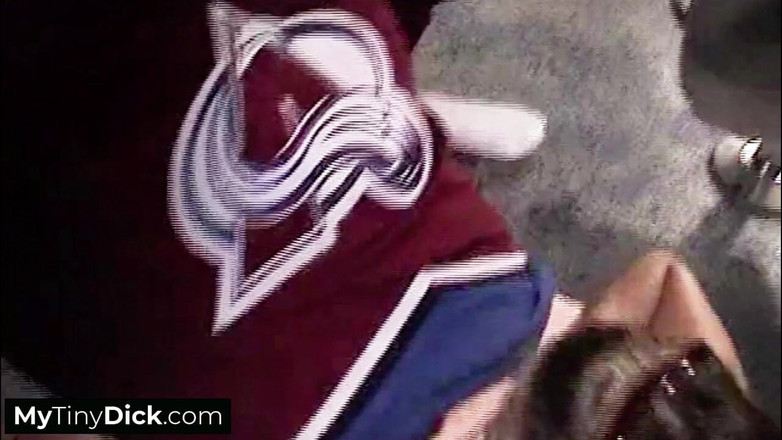 MyTinyDick: 2 seksi kız iki acınası küçük emmenin tadını çıkarıyor