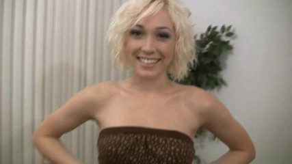 Injoy X: Prsatá blonďatá teenagerka se svléká do naha, než si začne...