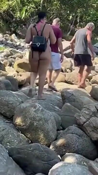 Brunete sexy în bikini tanga pe poteca plajei pustii, delicioase