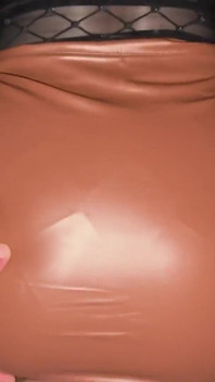 L'ha scopata e la filmò il suo grosso culo mentre la scopava sulla sua gonna! Non avrei dovuto lasciarla andare dal mio ragazzo