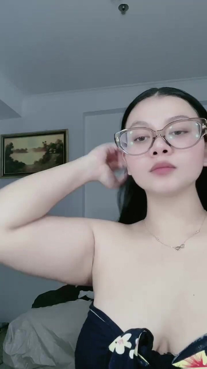 Jonathan Camberg: Wanita Cantik Berkacamata Mencari Kenikmatan