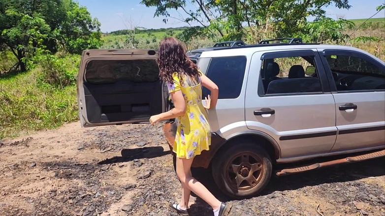 Carmona's films: 情侣在万圣节露营，他的妻子最终被怪物性交