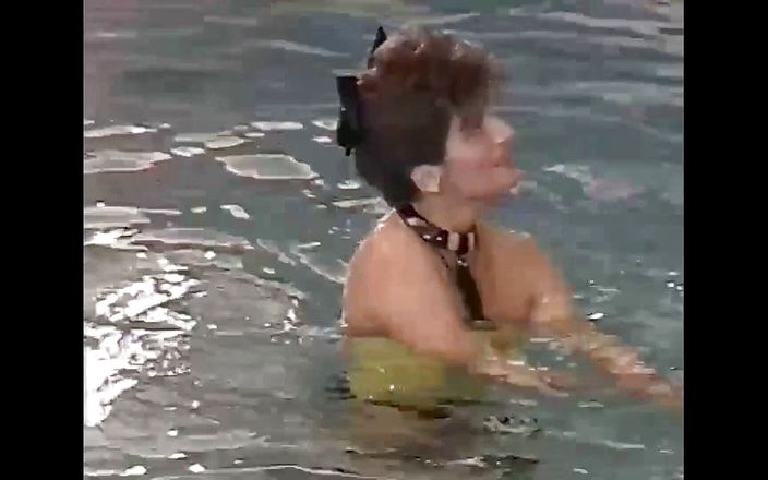 Vintage Climax: Brunetka milf je ošukaná po plavání v bazénu