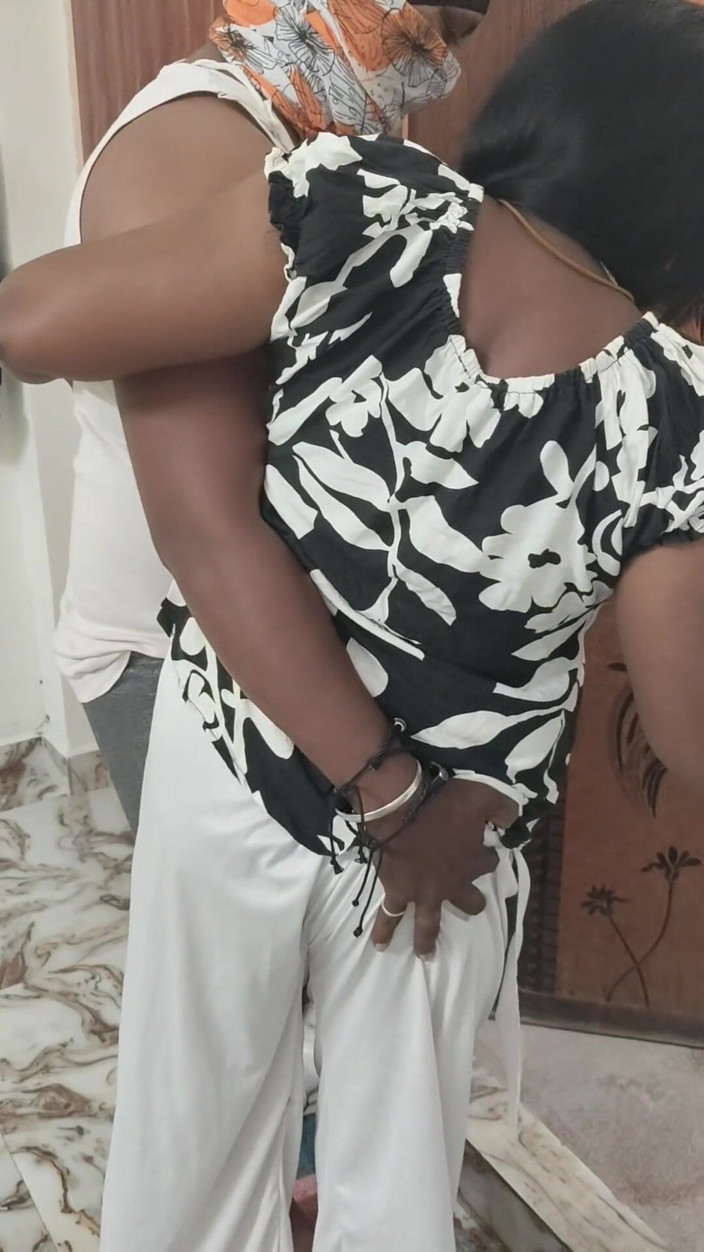 Thesana: Un voisin baise sa belle-fille devant son beau-père