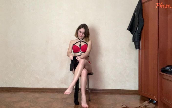 Pantyhose me porn videos: Crystal probând ciorapi negri și bronzați peste chiloții ei roșii