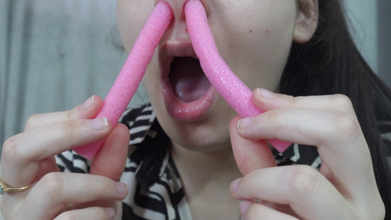 AmayaMori: Hij speelt met mijn neus. Ik stop een dun roze...