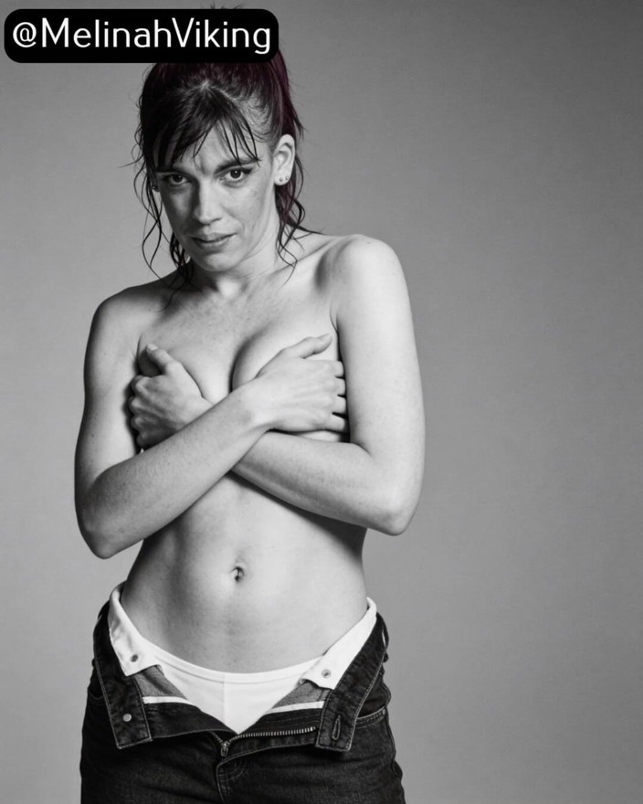 Melinah Viking: B&amp;w topless sesión de fotos