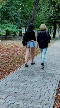 Duas amantes lésbicas estão passeando pelo parque
