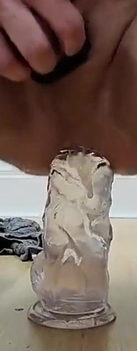 Pantat bahenol cewek ini dientot habis-habisan pakai dildo ukuran raksasa