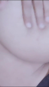 Çok romantik en güzel büyük götlü eşcinsel yatak odasında mastürbasyon yapıyor ve anal parmaklıyor