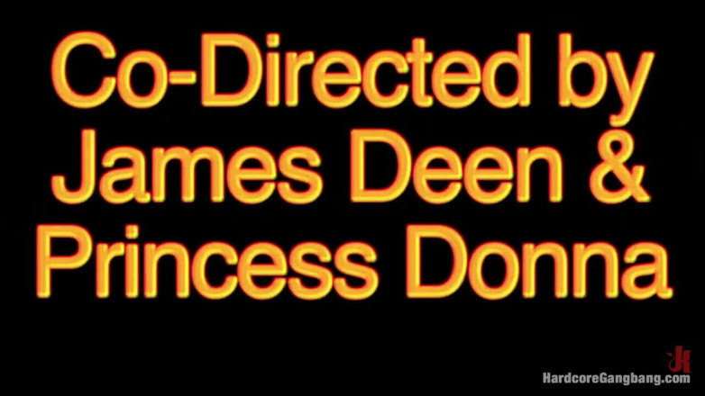 Hardcore Gangbang by Kink: Dominatrix terkenal di dunia dipenetrasi tiga kali lipat di gangbang...