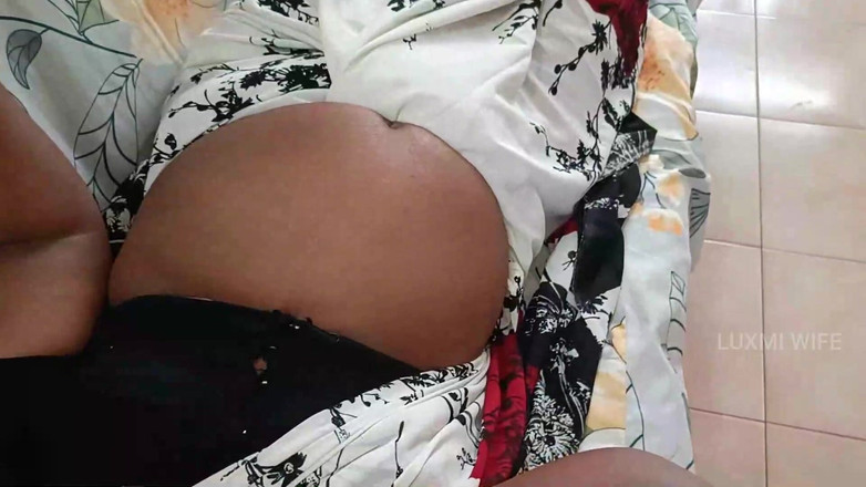 Luxmi Wife: Wife Gets Peak Orgasm Flowing From Pussy - 3