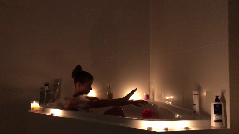 Leon Lambert Girls Twerk Parties CFNM: Sarah ile öğleden sonra banyo zamanı