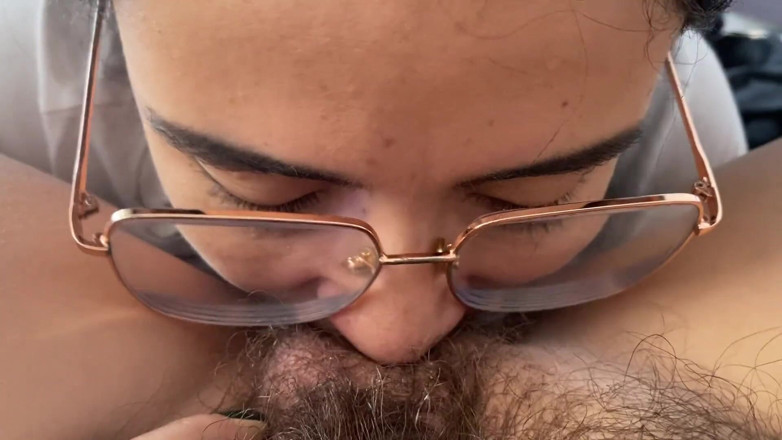 zoemelissa: Lesbian Sucking a Sweet Hairy Bush