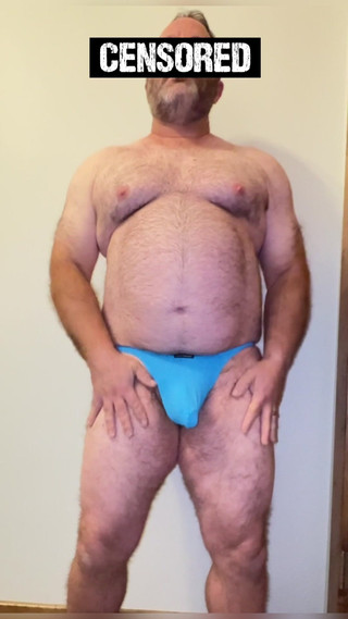 Anal Steve: Anal Steve en su tanga azul mostrando su cuerpo de...