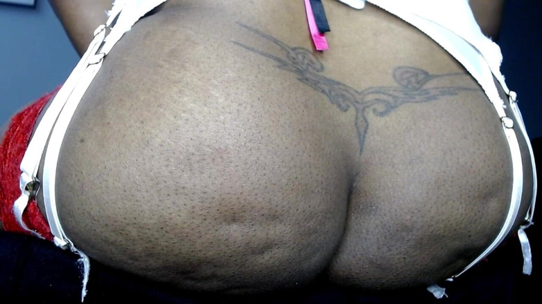 Maeling: Bimbo vecina, muslos sofocantes y culo pisoteando