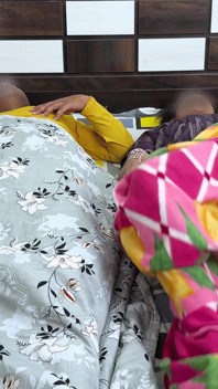 Чоловік Комаля пішов на бомбея, тому вона пішла спати зі зведеним братом Дара