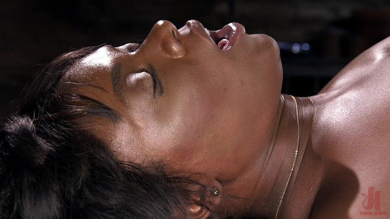 Kink: Ana Foxxx se fait baiser, fouetter, choquer et éjaculer à la machine