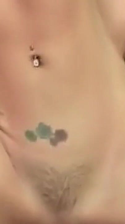 EroticOnlyClips: 보지를 핑거링하는 미시 갈색 머리 레즈