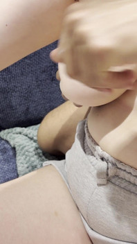 Une rencontre aléatoire joue avec mes seins pendant que je joue à un ensemble de construction