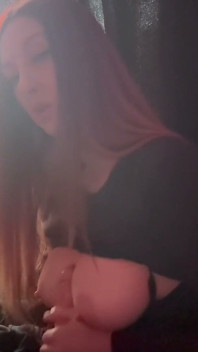 가장 좋아하는 딜도를 가지고 노는 섹시한 솔로 흡연 페티쉬 세션 Artemisia