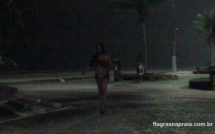 Amateurs videos: Bir grup arkadaş sahilde sokaklarda fahişelik yapıyor