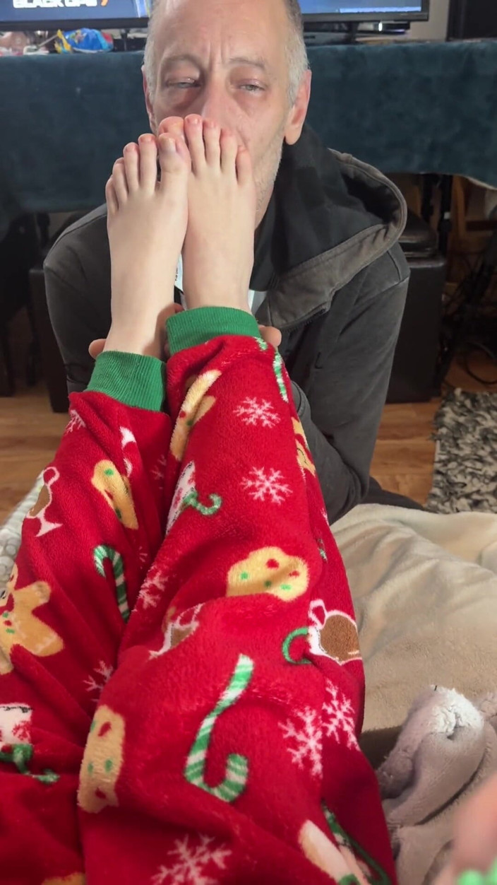 EmoDream1998: Bố làm sạch móng chân của tôi.