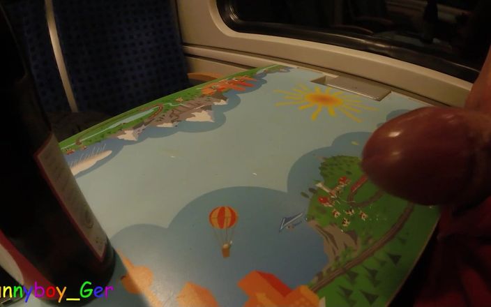 Funny boy Ger: Un mec branle secrètement ses saucisses dans un train en...