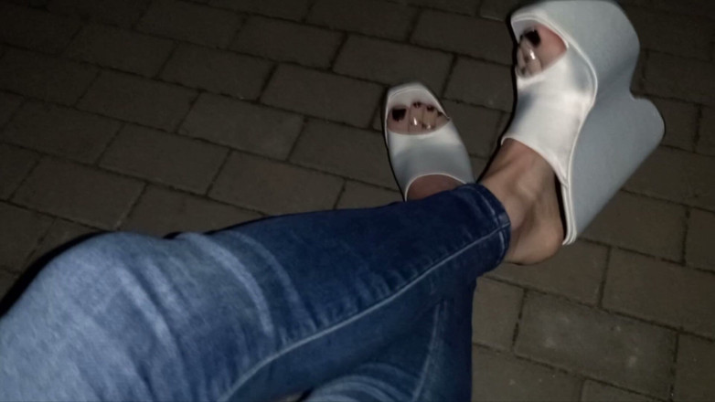 Heelex: Travestito con bellissimi piedi in tacchi alti molto sexy con...