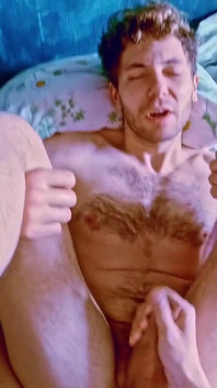 Onun tüm dölünü siktim ve dölünü kayganlaştırıcı olarak kullandı