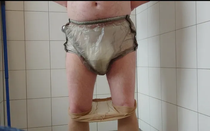 Carmen_Nylonjunge: Nylonjunge incontinence test 1