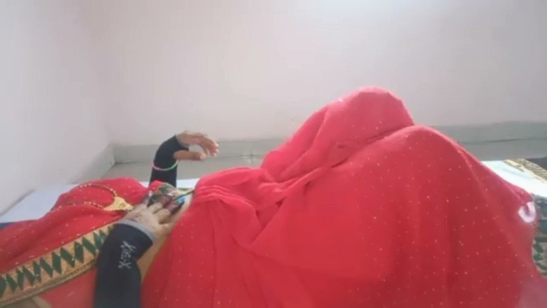 Safashaikh: Desi Tante in rotem sari hob ihre beine und