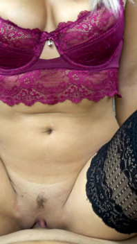 Une ado suce et se fait éjaculer sur les seins