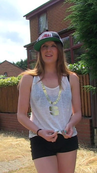 Samatha Bentley pisses outdoor