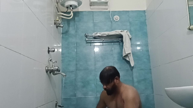 Daddy Dude: Un papà indiano nudo si gode una doccia calda e...