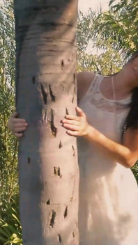 Madi meadows drückt ihre nippel hart, während sie ihre muschi mit dem fingert