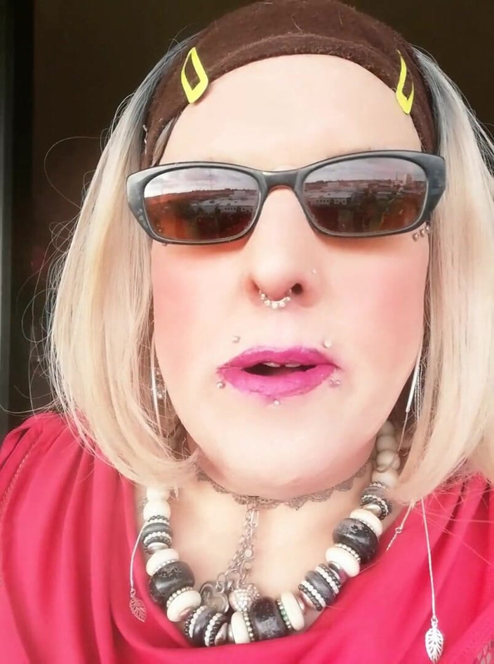 Stefanie Laveire: Blonde TS stefanie raucht 3