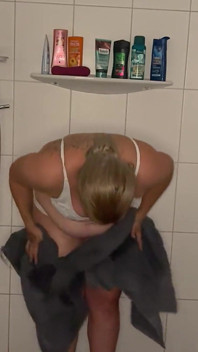 Melancap dengan kepala mandi di bawah orgasme mandi
