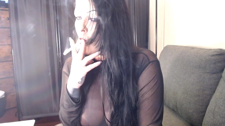 Abby Anna: Anna는 섹시한 쉬어 나일론 상의를 입고 담배를 피울 수 있습니다.