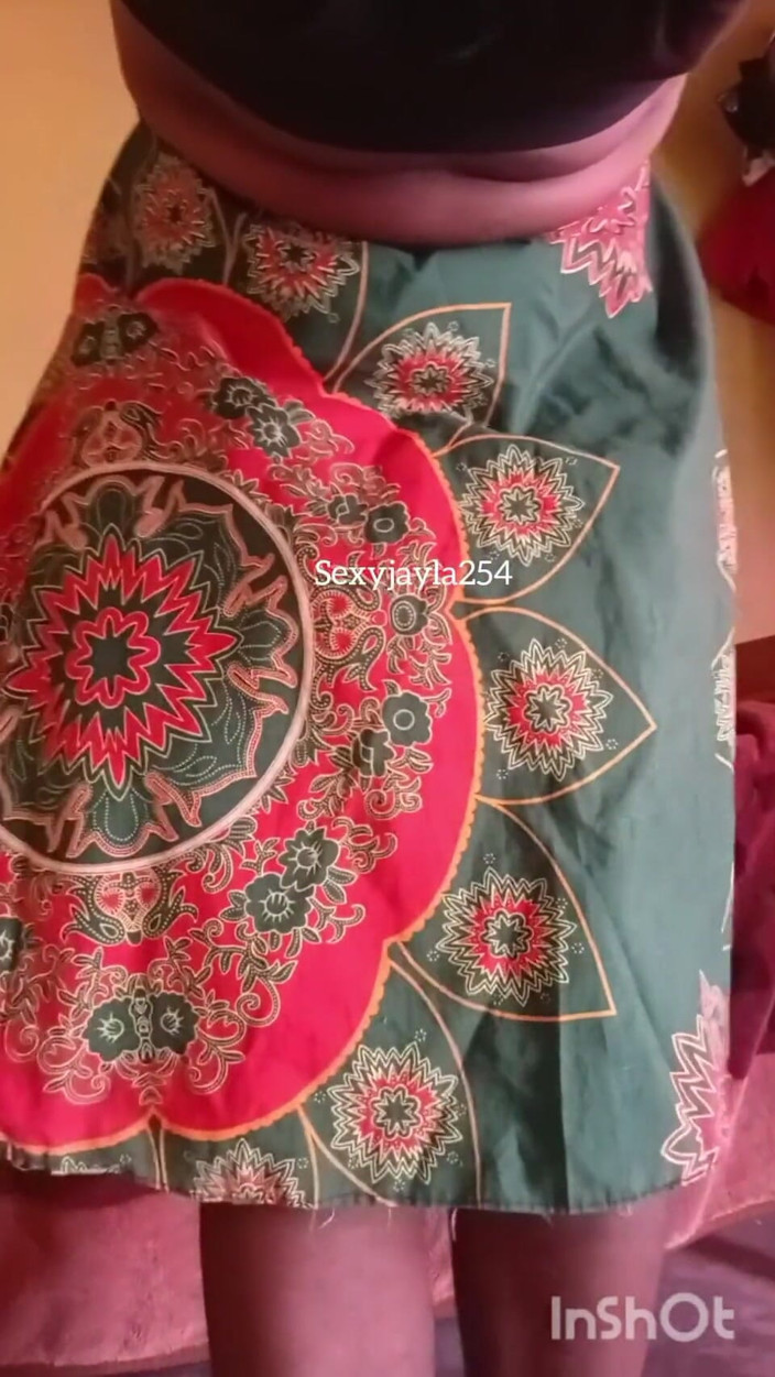 Sexyjayla254: Sexyjayla254 mângâindu-și pula mare într-o fustă